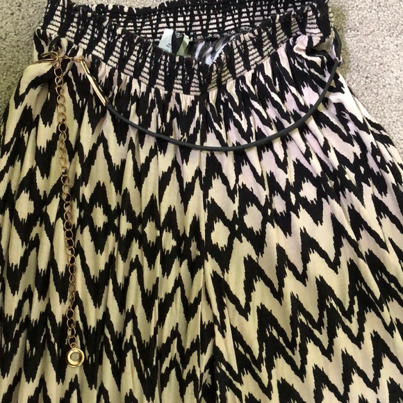 Super cute stretchy pants! - Picture 2 of 3